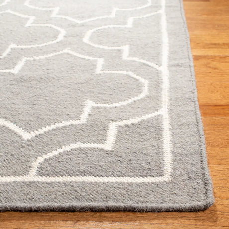 Safavieh Dhurries 6'-0" x 9'-0" Rug in Grey / Ivory