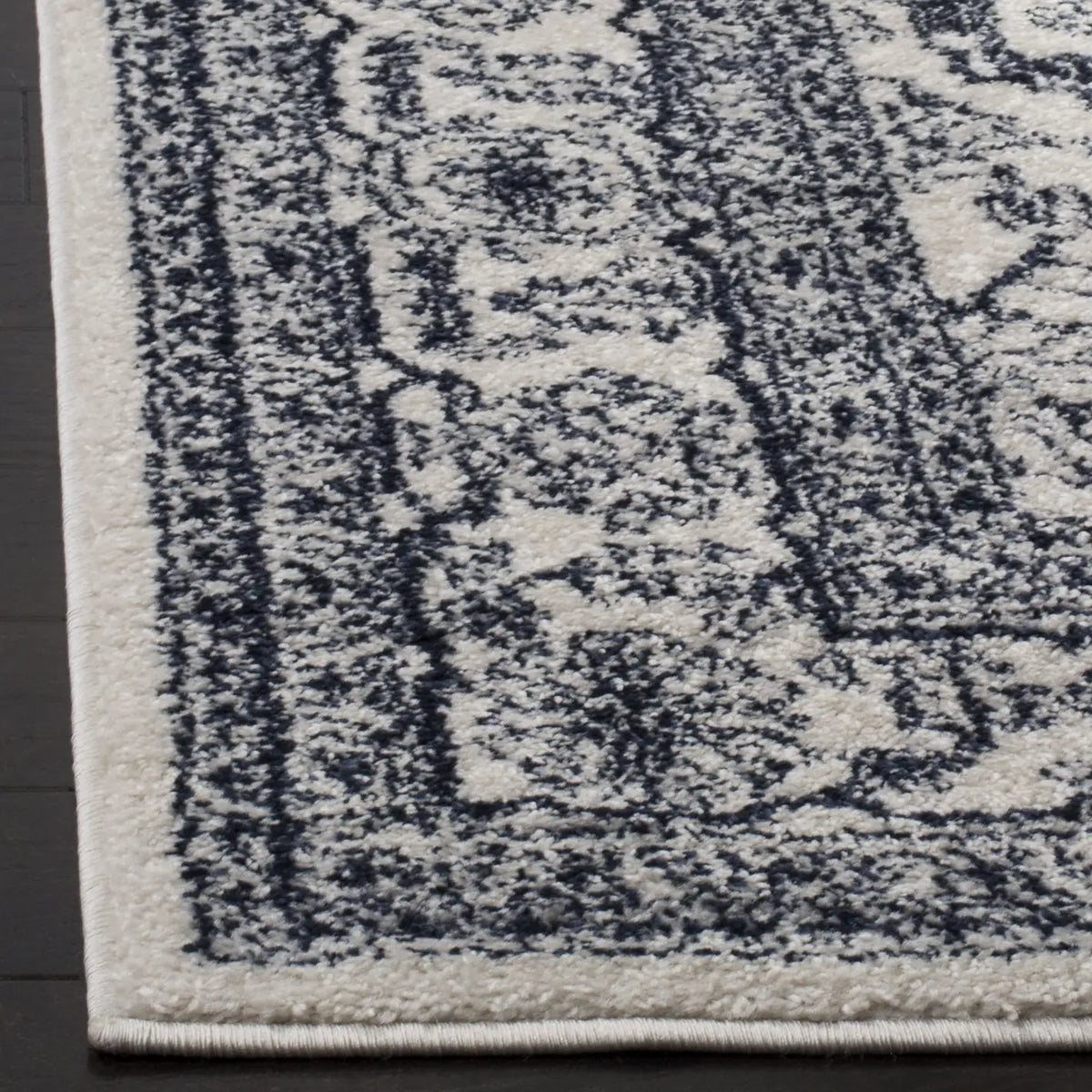 Safavieh Adirondack 4'-0" x 6'-0" Rug in Ivory / Navy