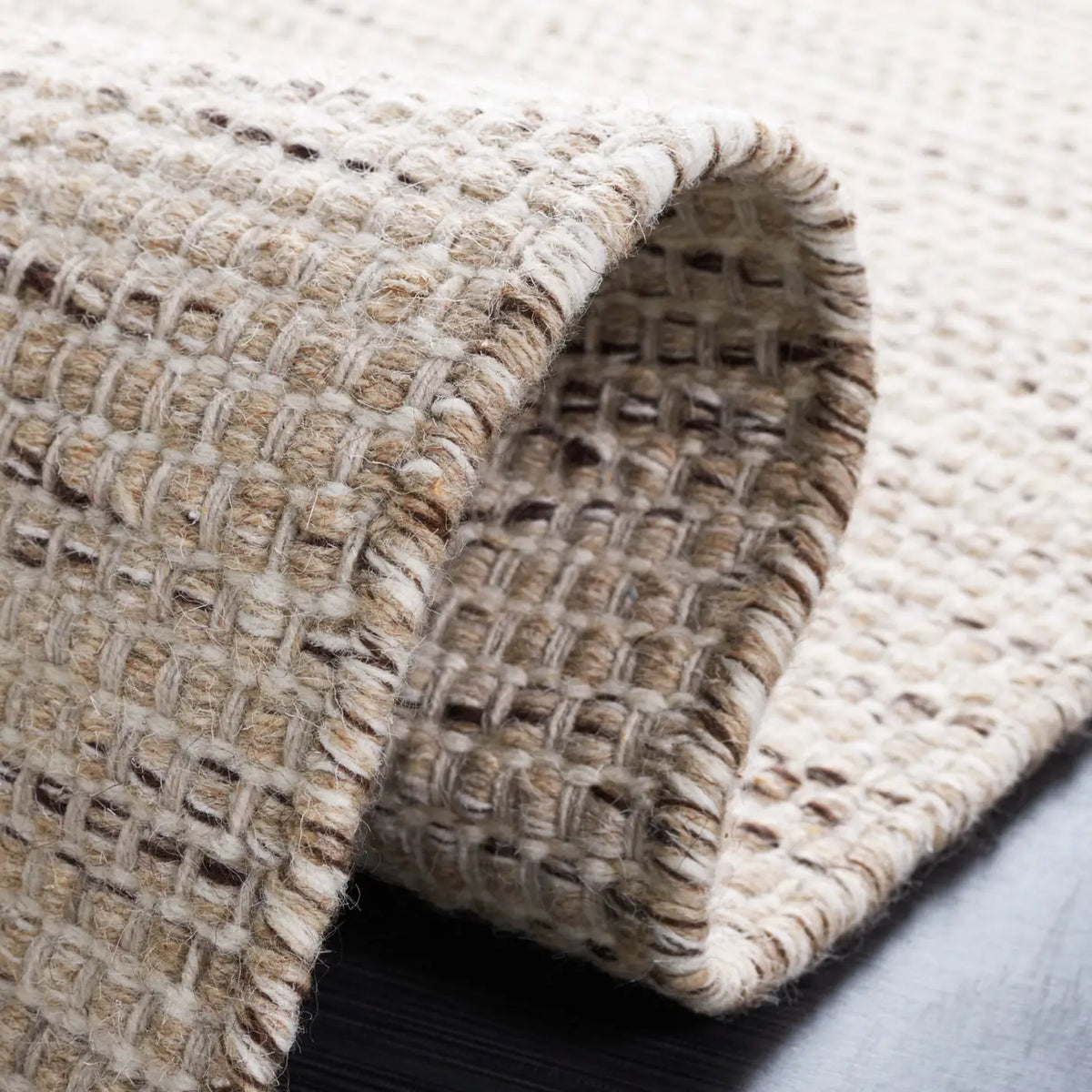 Safavieh Vermont 4'-0" x 6'-0" Rug in Beige / Ivory