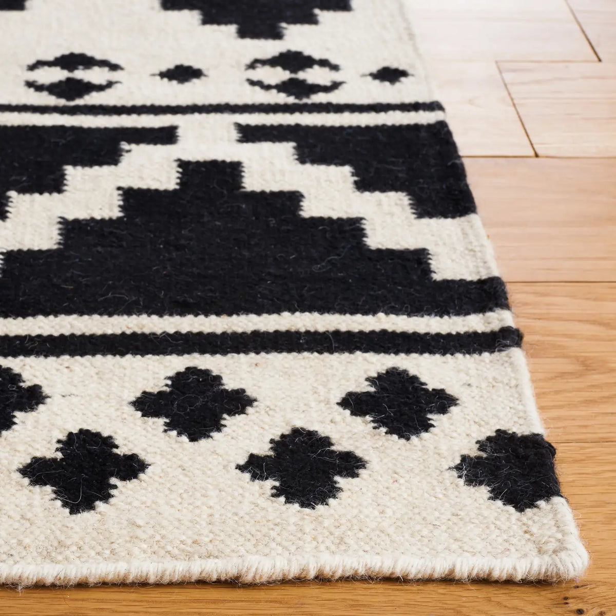 Safavieh Dhurries 5'-0" x 8'-0" Rug in Black / Ivory