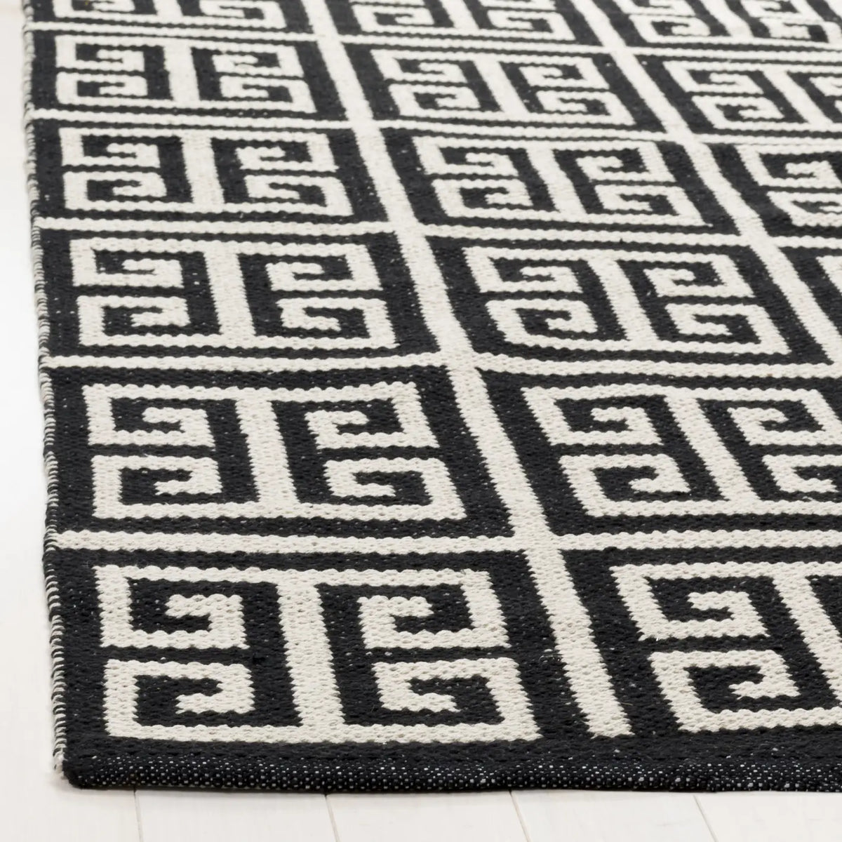 Safavieh Montauk 4'-0" x 6'-0" Rug in Black / Ivory