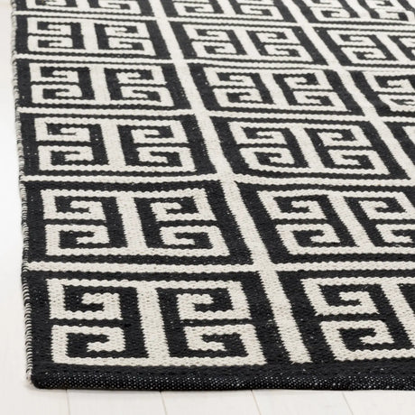 Safavieh Montauk 4'-0" x 6'-0" Rug in Black / Ivory