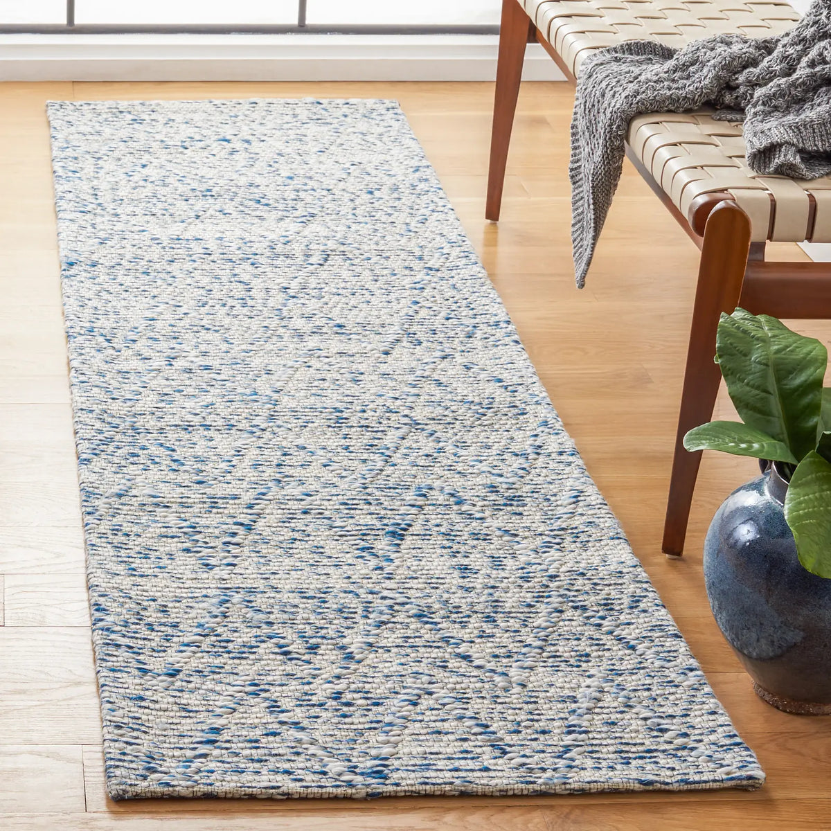 Safavieh Marbella 2'-3" x 8'-0" Rug in Blue / Ivory