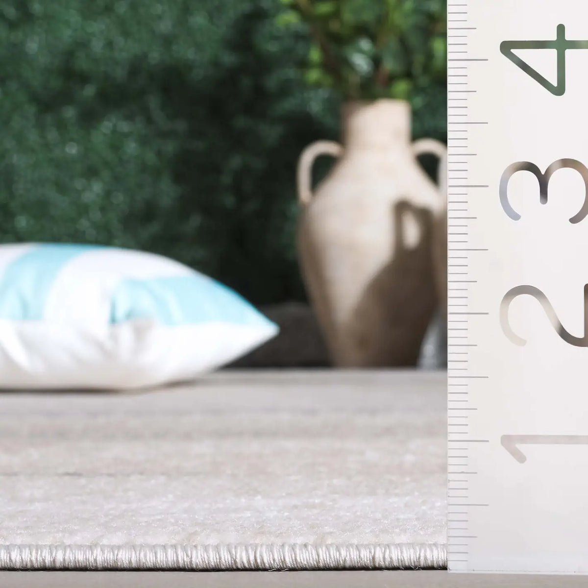 Safavieh Stella 4'-0" x 6'-0" Rug in Beige / Grey