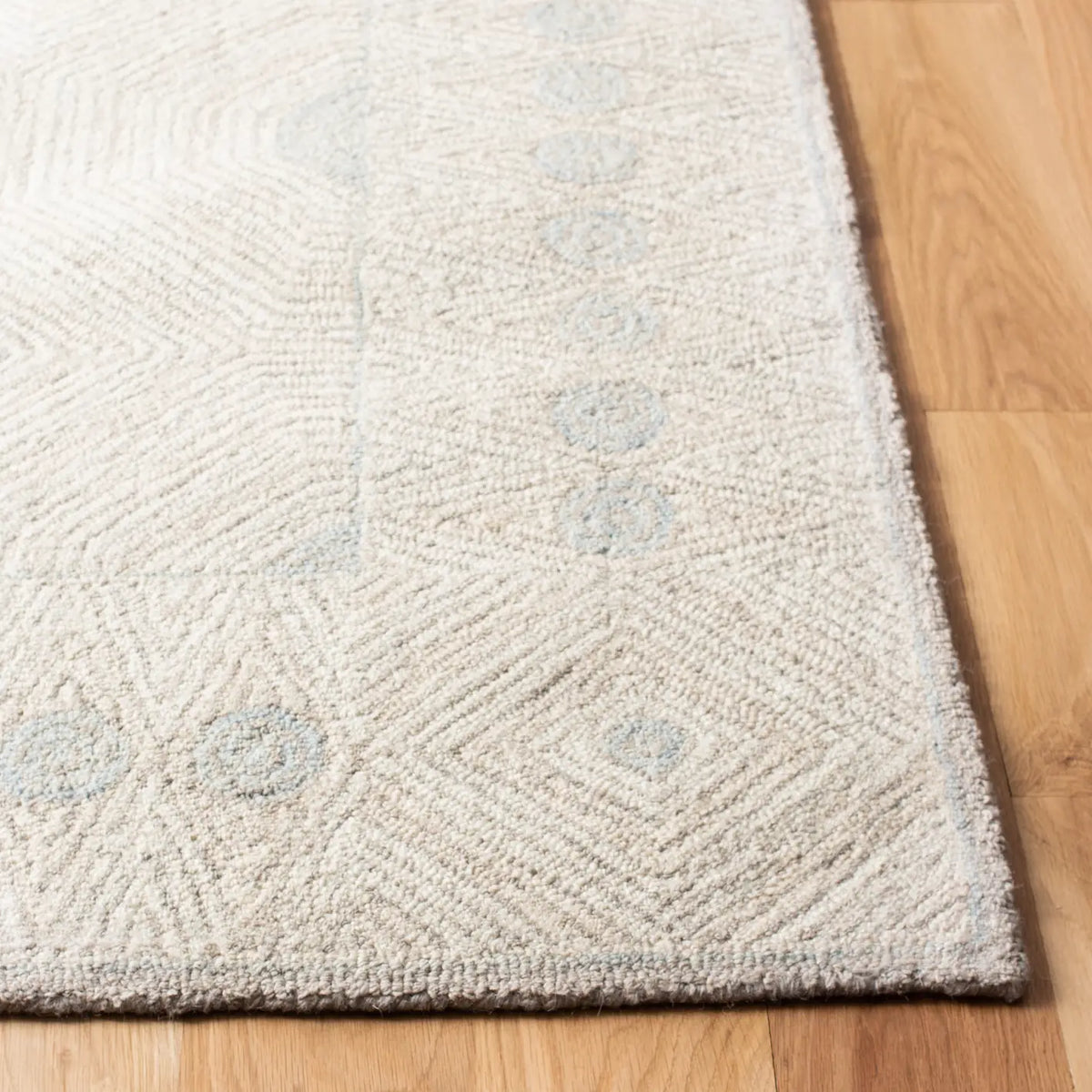 Safavieh Micro-Loop 4'-0" x 6'-0" Rug in Silver / Beige