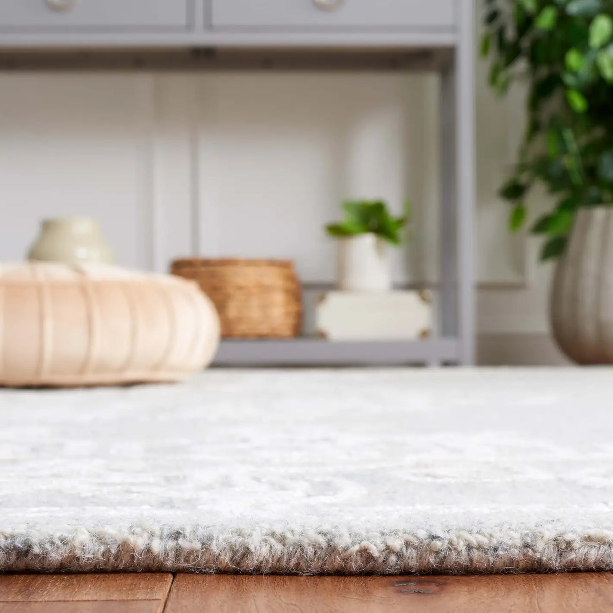Safavieh Glamour 4'-0" x 6'-0" Rug in Silver / Ivory