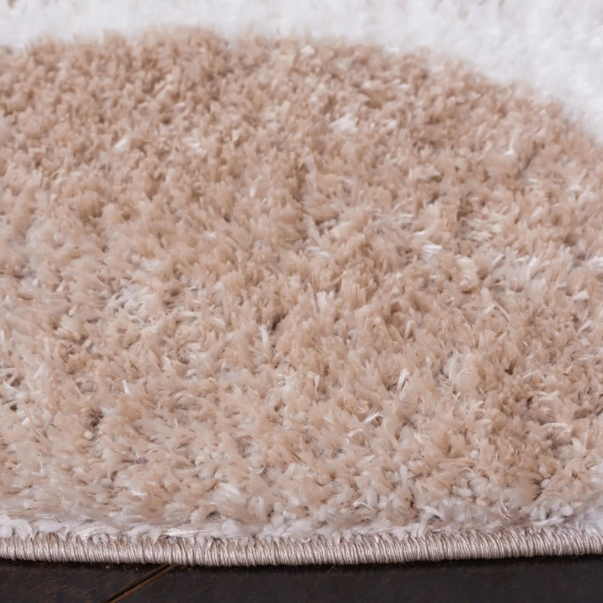 Safavieh Tahoe Shag 6'-7" x 6'-7" Rug in Beige / White
