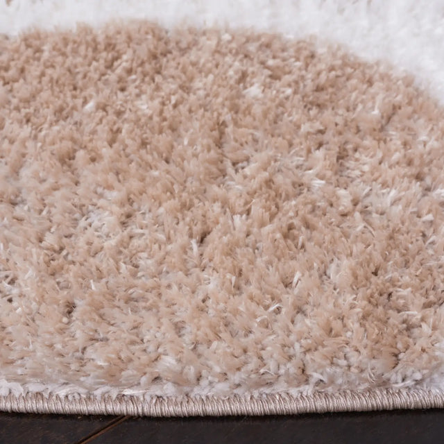 Safavieh Tahoe Shag 6'-7" x 6'-7" Rug in Beige / White