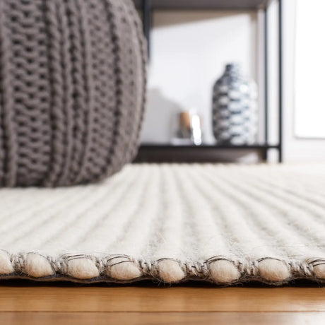 Safavieh Marbella 4'-0" x 6'-0" Rug in Ivory / Grey