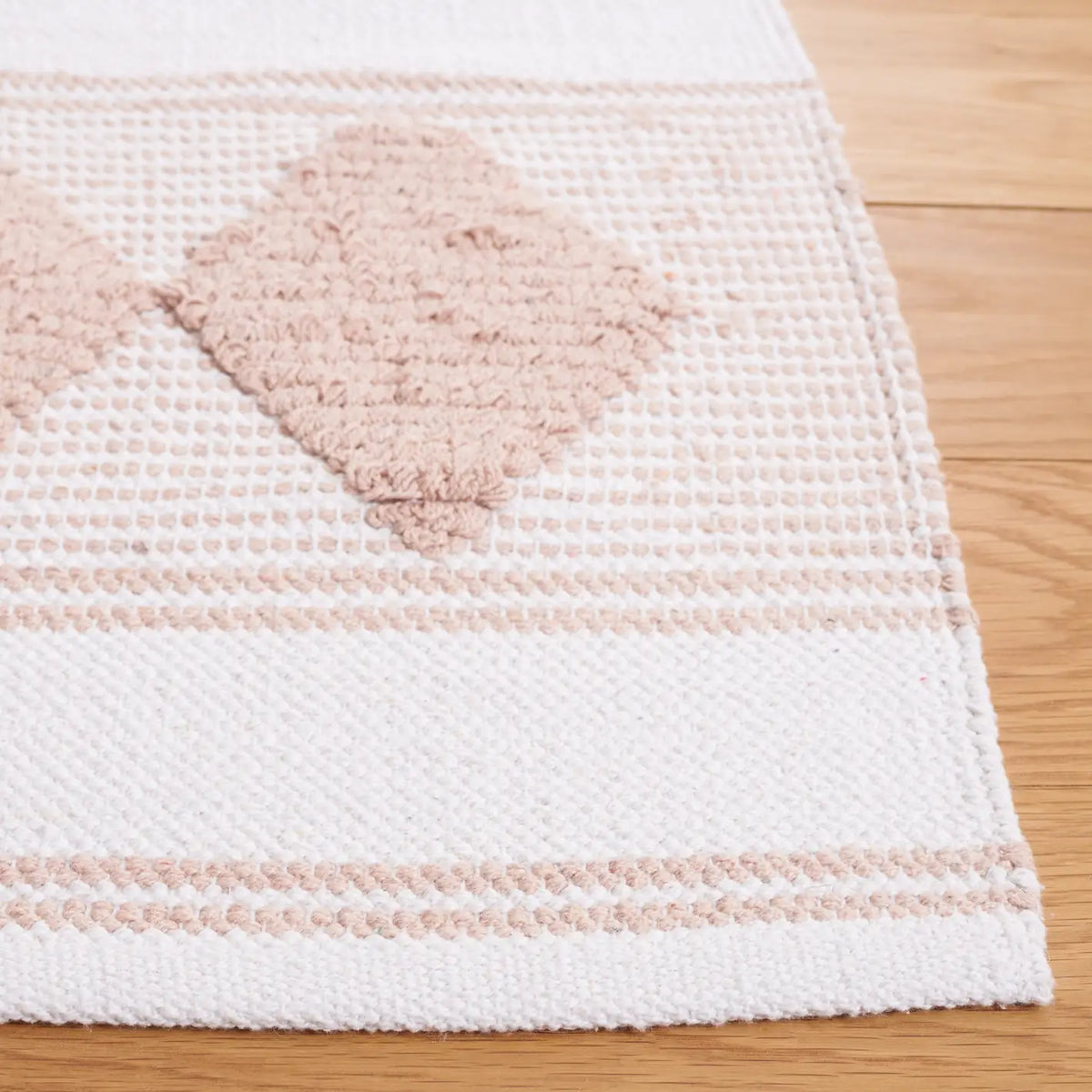 Safavieh Montauk 4'-0" x 6'-0" Rug in Pink / Ivory