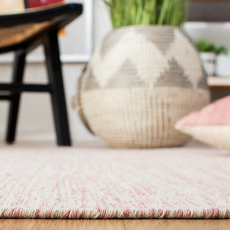 Safavieh Montauk 4'-0" x 6'-0" Rug in Pink / Beige