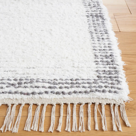 Safavieh Casablanca 4'-0" x 6'-0" Rug in Ivory / Grey