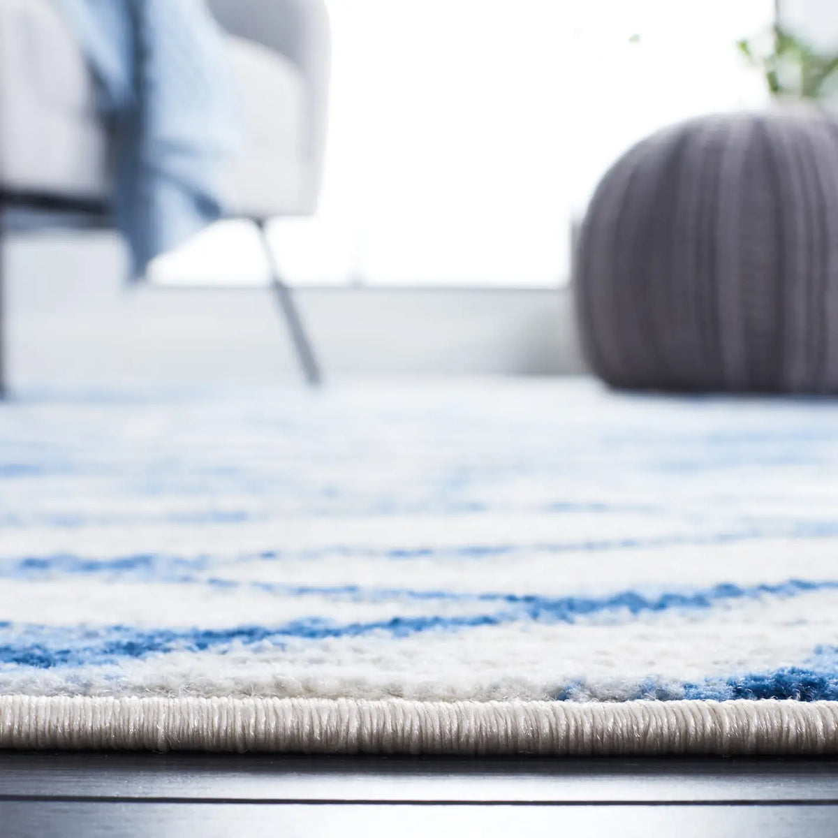 Safavieh Jasper 100 4'-0" x 6'-0" Rug in Navy / Ivory