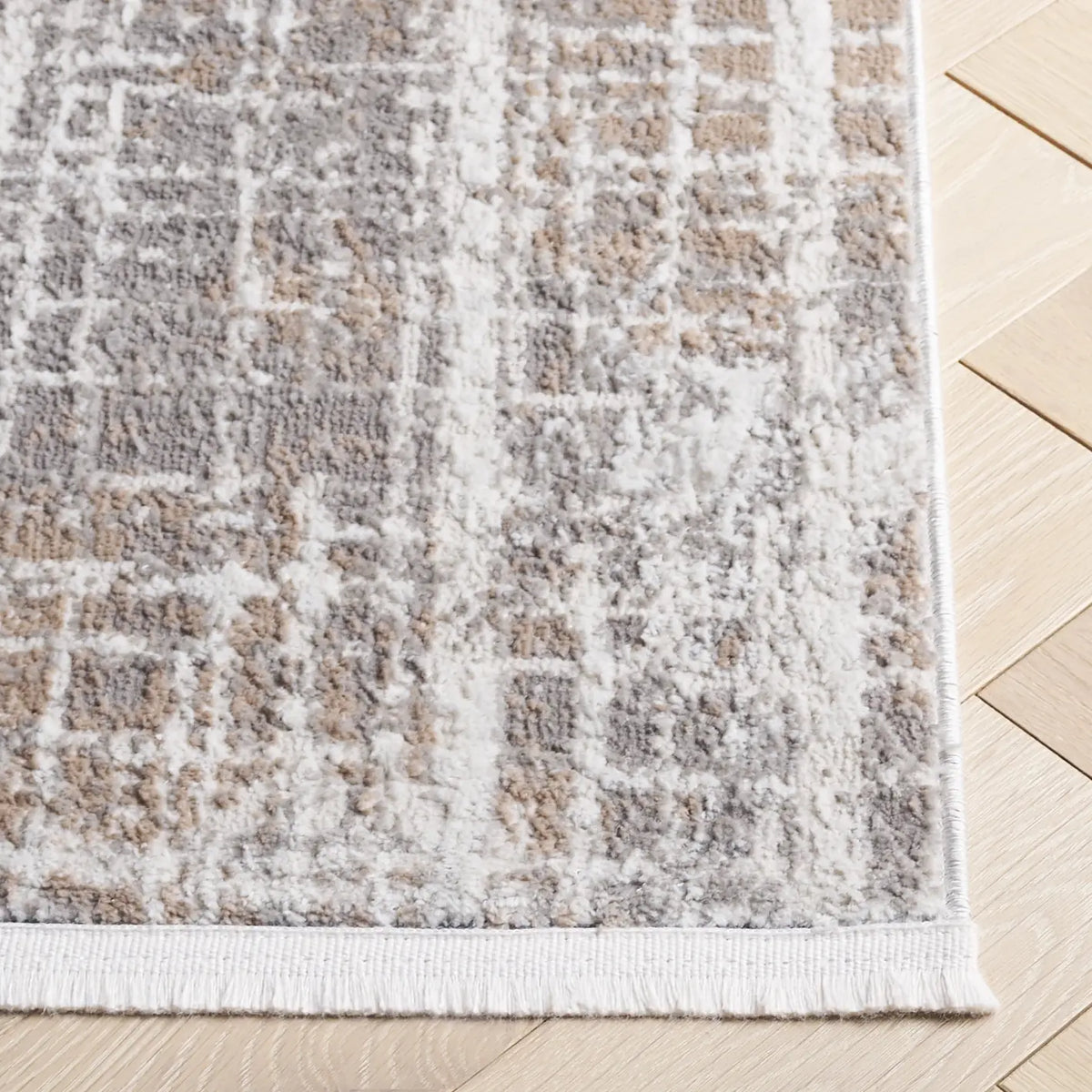 Safavieh Mila 4'-0" x 6'-0" Rug in Beige / Ivory Grey