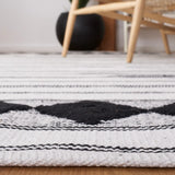 Safavieh Montauk 4'-0" x 6'-0" Rug in Black / Ivory