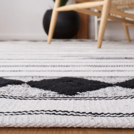 Safavieh Montauk 4'-0" x 6'-0" Rug in Black / Ivory