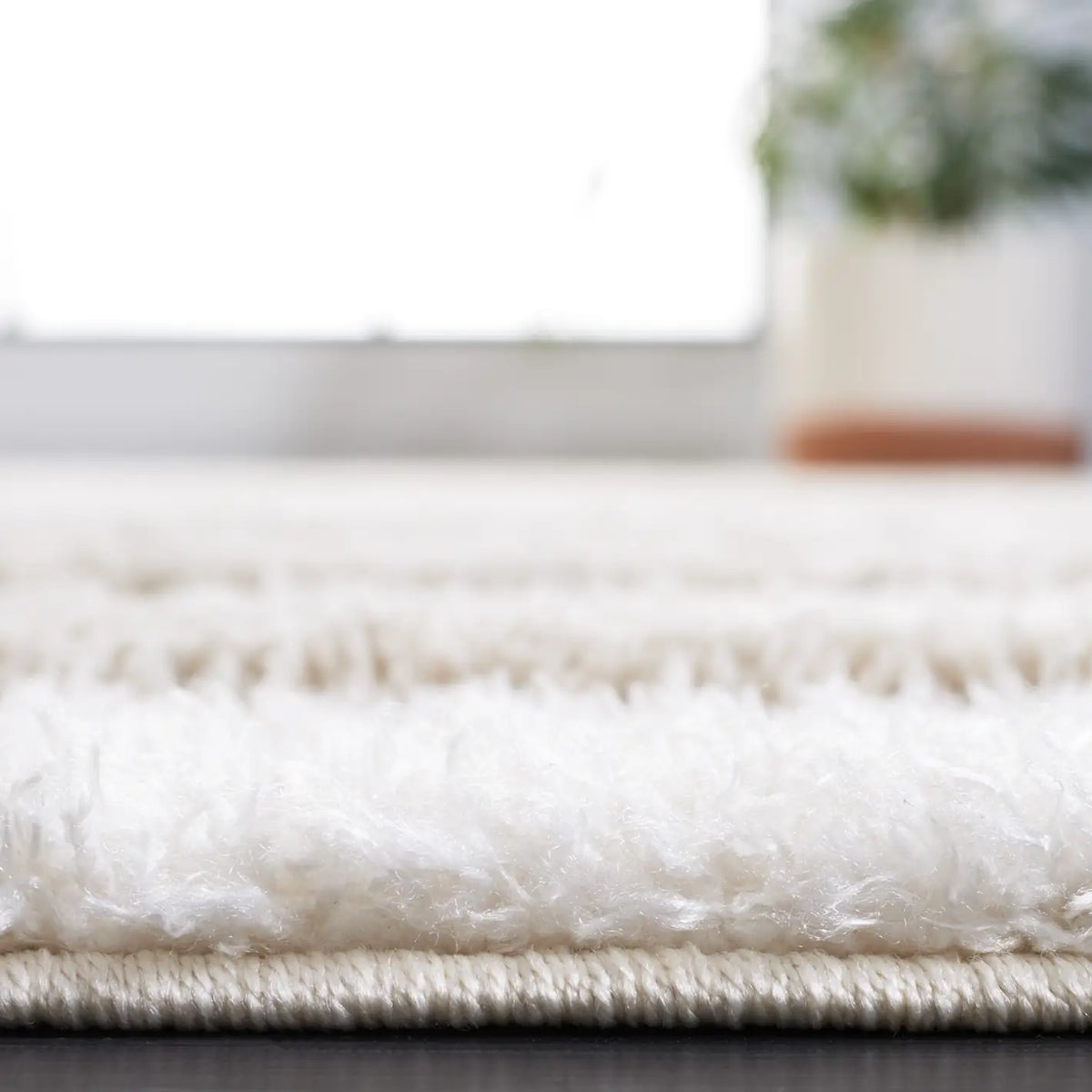 Safavieh Hi-Lo Shag 4'-0" x 6'-0" Rug in Beige