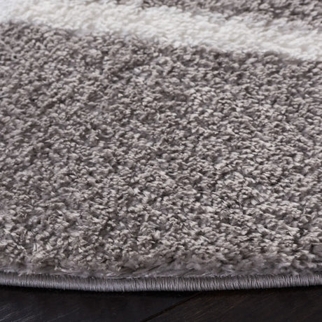 Safavieh Tahoe Shag 6'-7" x 6'-7" Rug in Grey / White