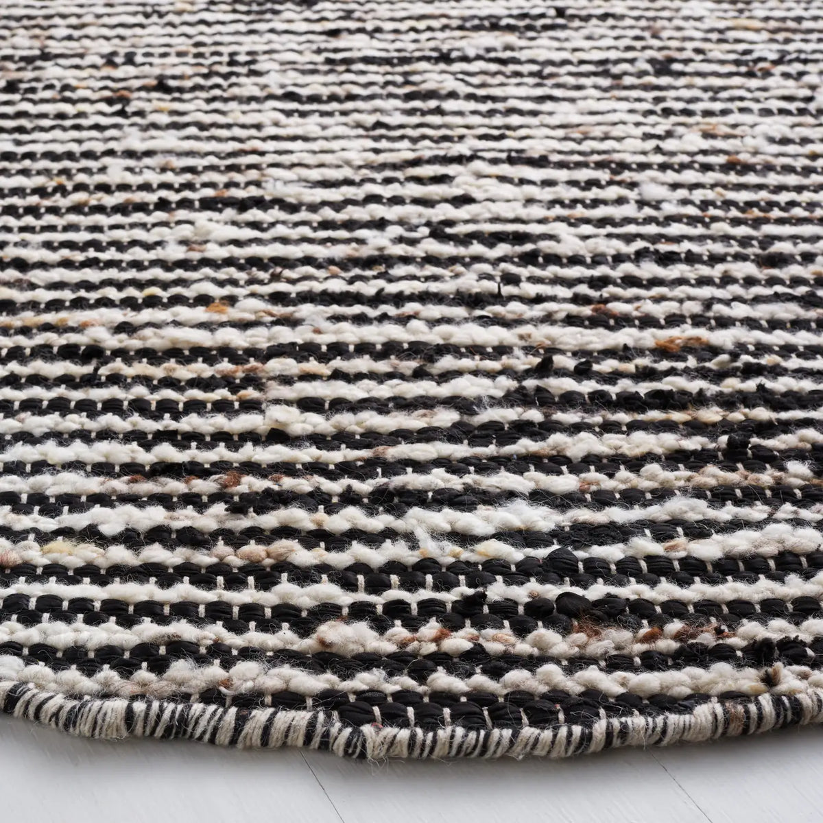 Safavieh Natura 6'-0" x 6'-0" Rug in Black / Ivory