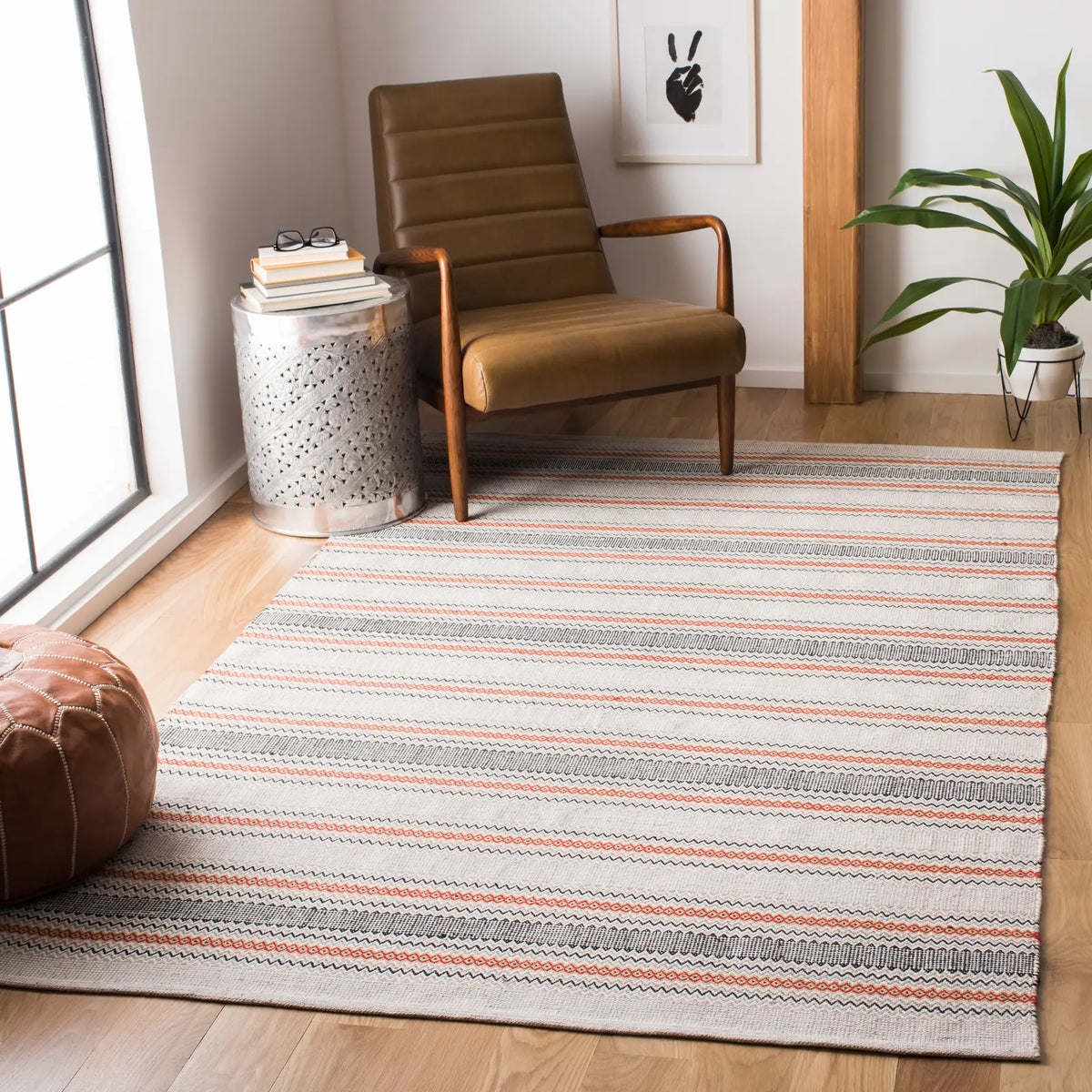 Safavieh Montauk 4'-0" x 6'-0" Rug in Red / Beige