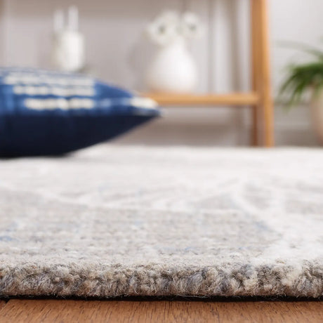 Safavieh Metro 4'-0" x 6'-0" Rug in Beige / Ivory