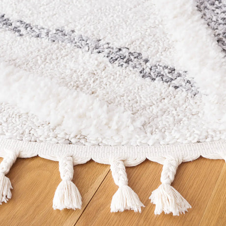 Safavieh Moroccan Tassel Shag 6'-7" x 6'-7" Rug in Beige / Grey