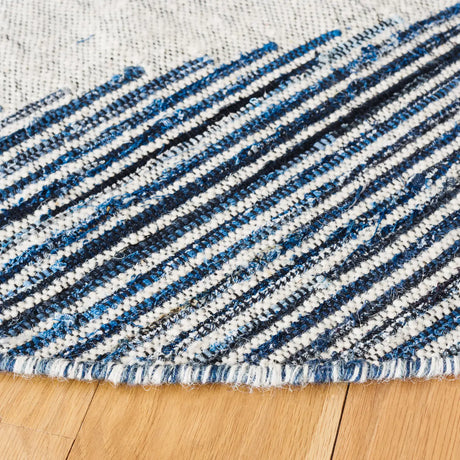 Safavieh Kilim 6'-0" x 6'-0" Rug in Blue / Ivory