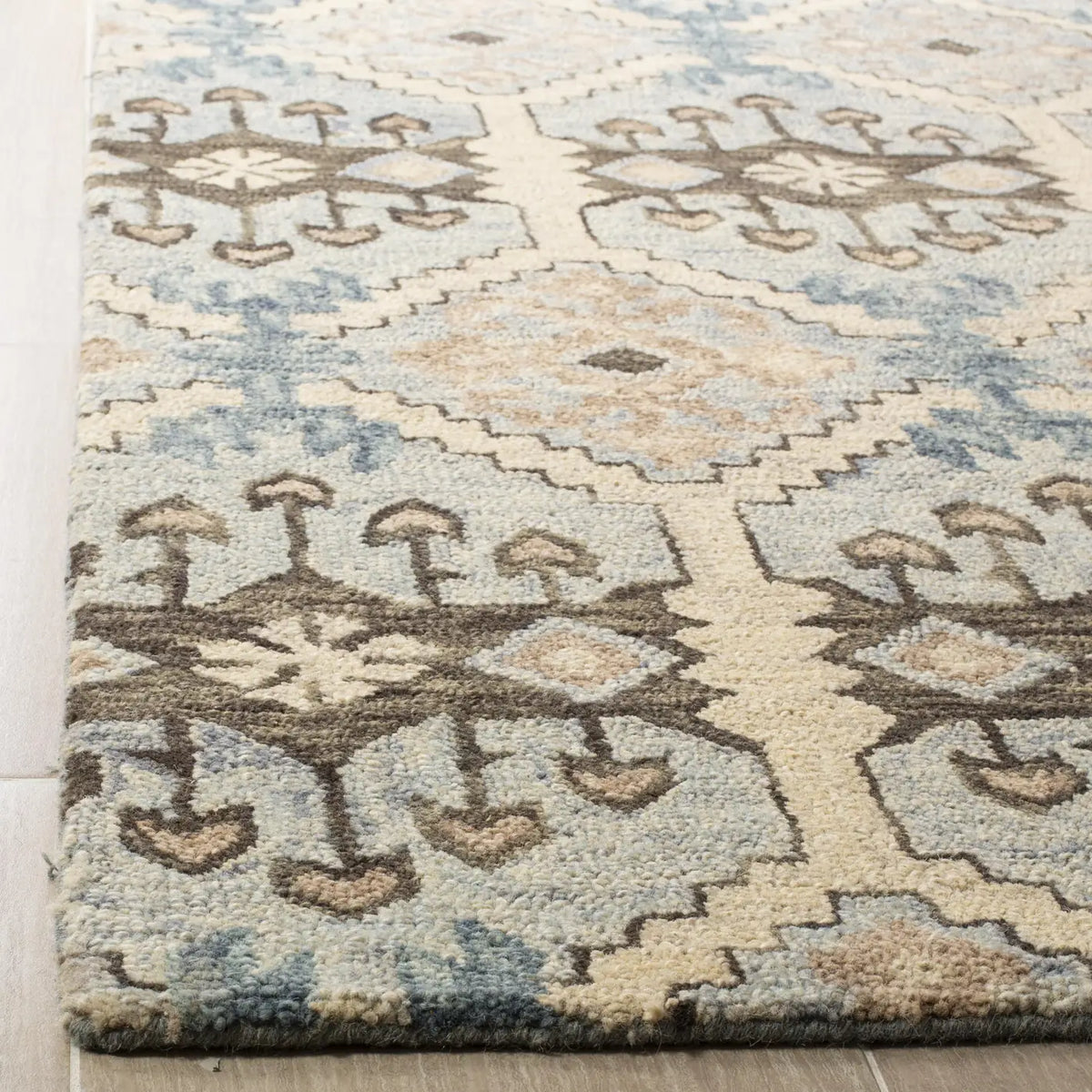 Safavieh Aspen 4'-0" x 6'-0" Rug in Light Blue / Cream