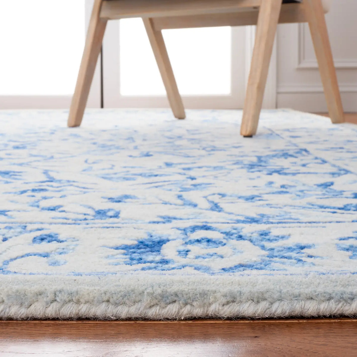 Safavieh Metro 4'-0" x 6'-0" Rug in Blue / Beige