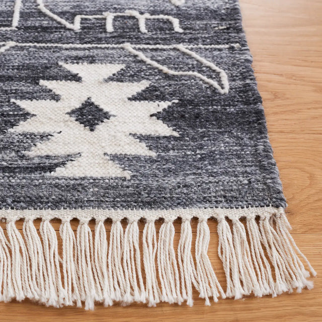 Safavieh Kilim 4'-0" x 6'-0" Rug in Black / Ivory