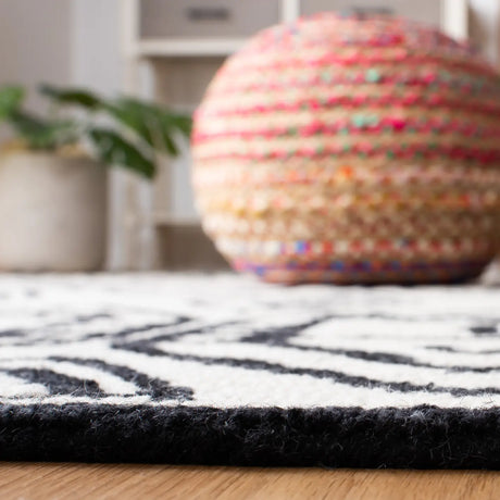 Safavieh Metro 5'-0" x 8'-0" Rug in Black / Ivory