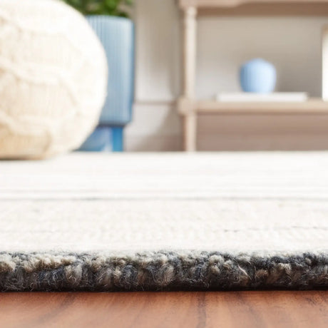 Safavieh Fifth Avenue 4'-0" x 6'-0" Rug in Charcoal / Ivory