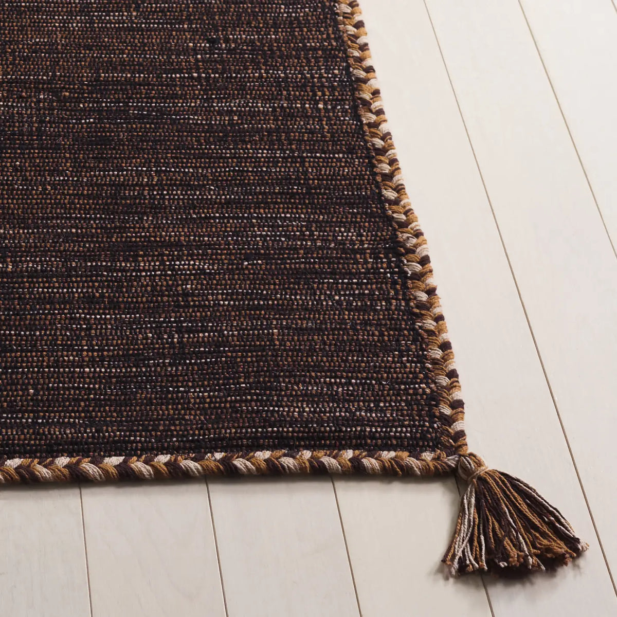 Safavieh Montauk 4'-0" x 6'-0" Rug in Brown / Black