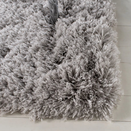 Safavieh Polar Shag 4'-0" x 6'-0" Rug in Silver