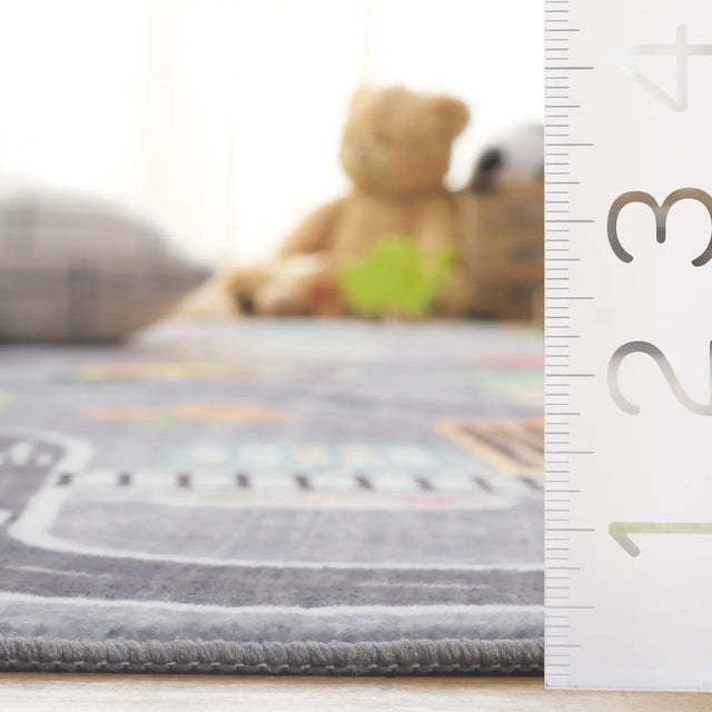 Safavieh Santa Monica Kids 4'-0" x 6'-0" Rug in Light Grey / Grey