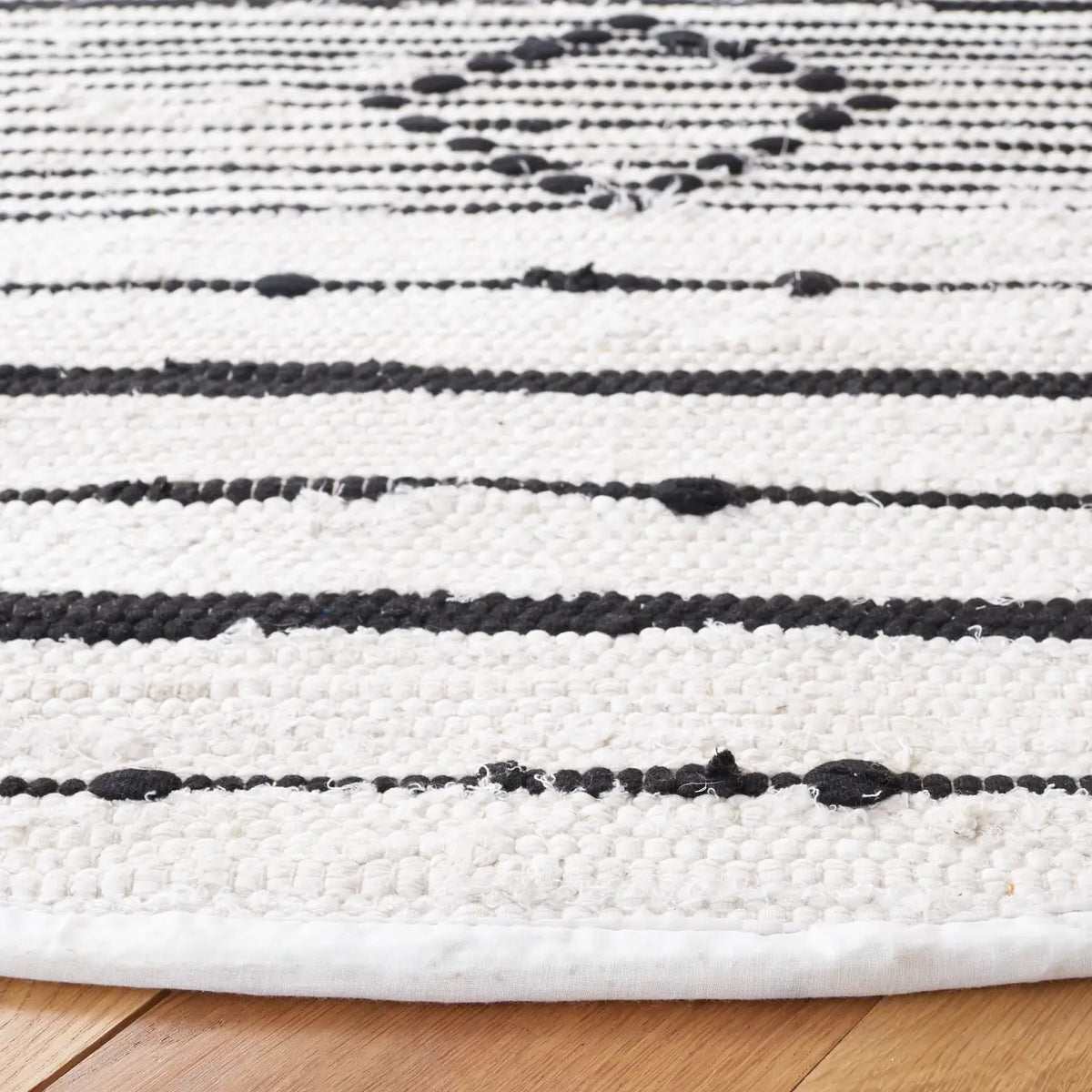Safavieh Striped Kilim 6'-0" x 6'-0" Rug in Ivory / Black