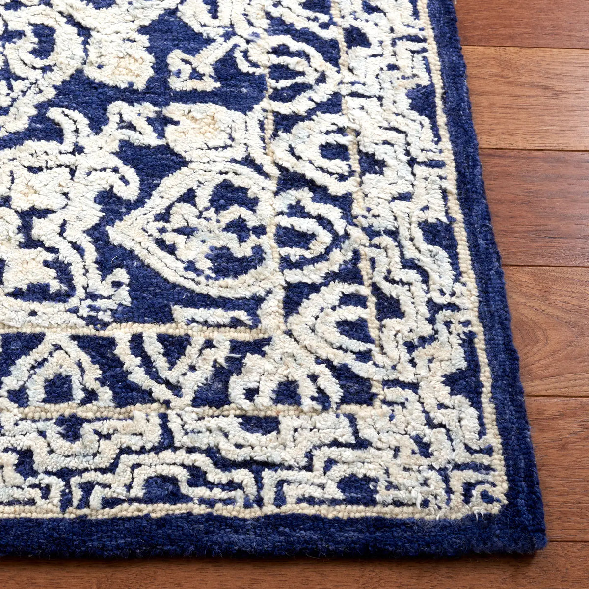 Safavieh Aspen 4'-0" x 6'-0" Rug in Navy / Ivory