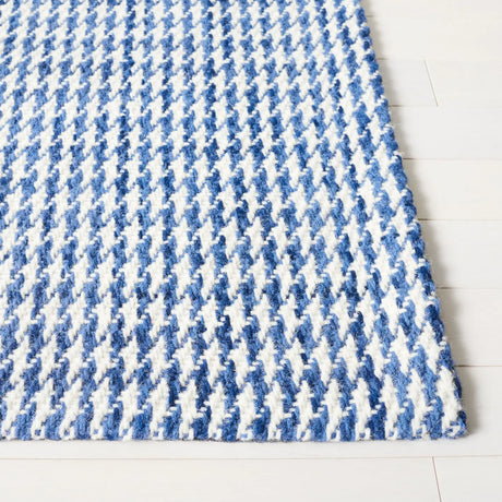 Safavieh Marbella 4'-0" x 6'-0" Rug in Navy / Ivory