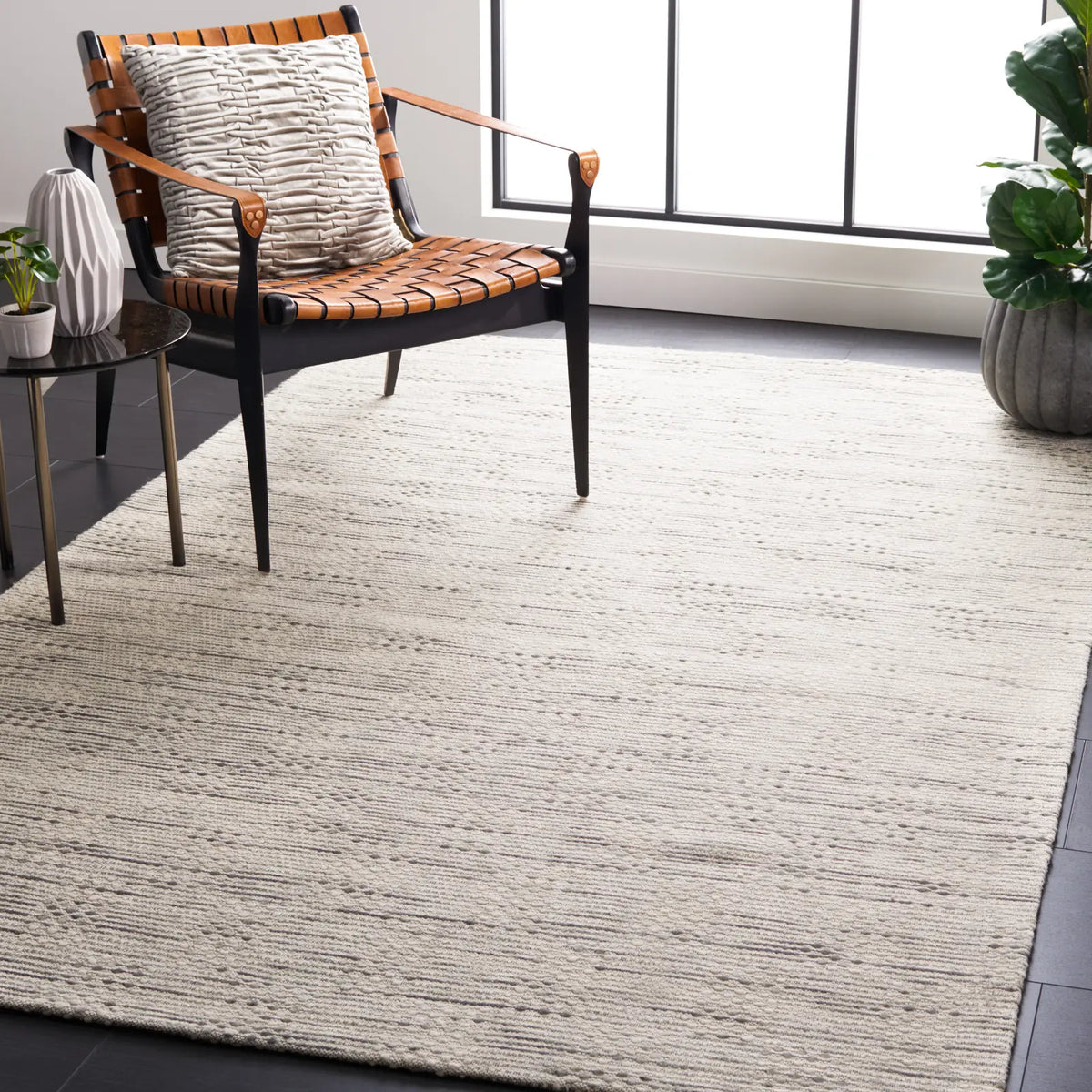 Safavieh Marbella 4'-0" x 6'-0" Rug in Grey / Beige