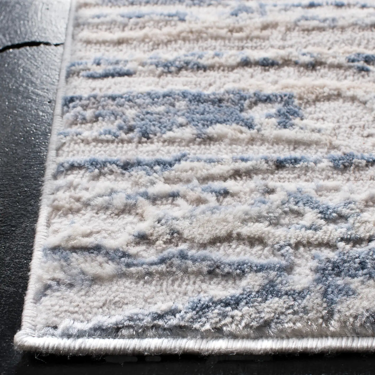 Safavieh Amelia 700 4'-0" x 6'-0" Rug in Ivory / Blue