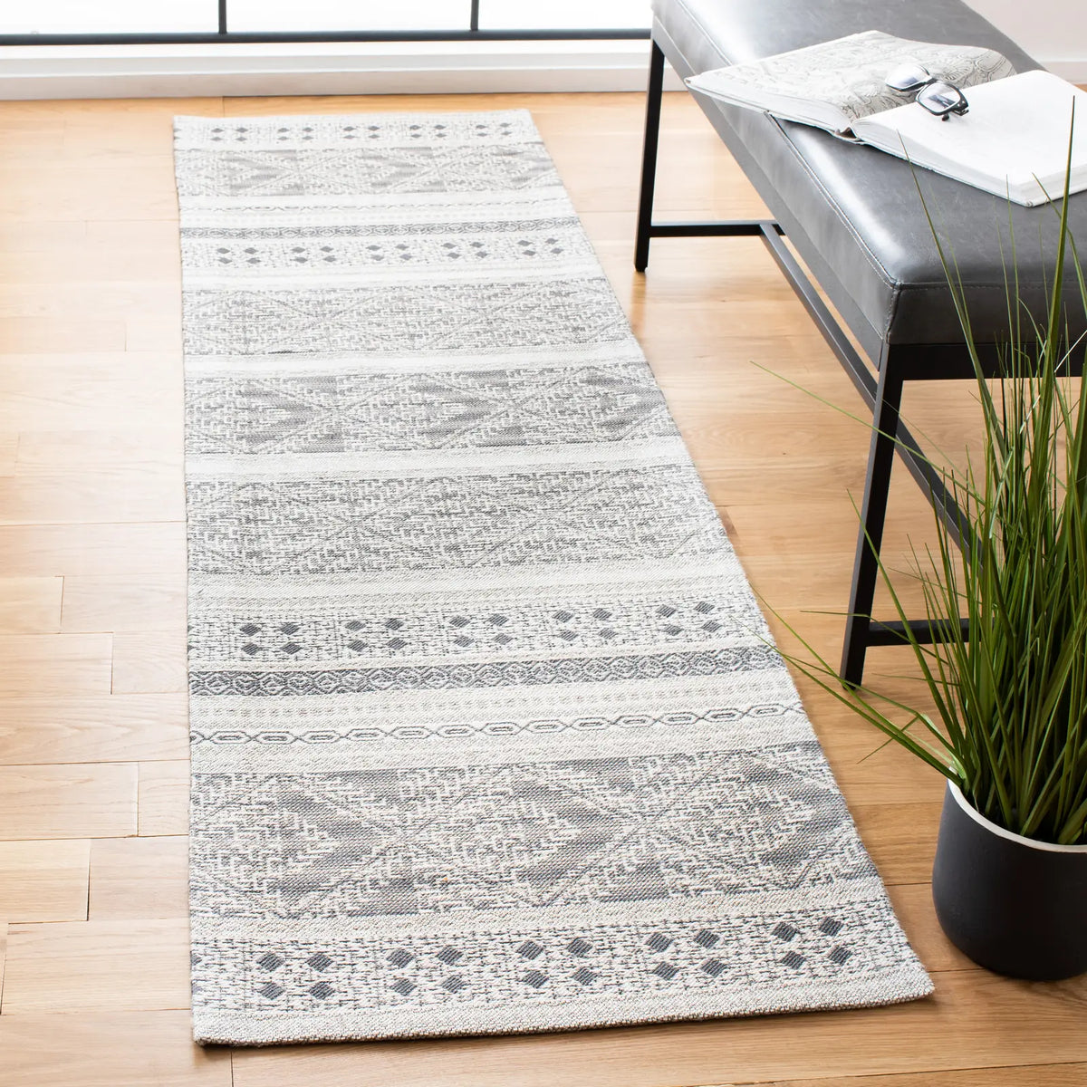 Safavieh Classic Vintage 2'-3" x 8'-0" Rug in Grey