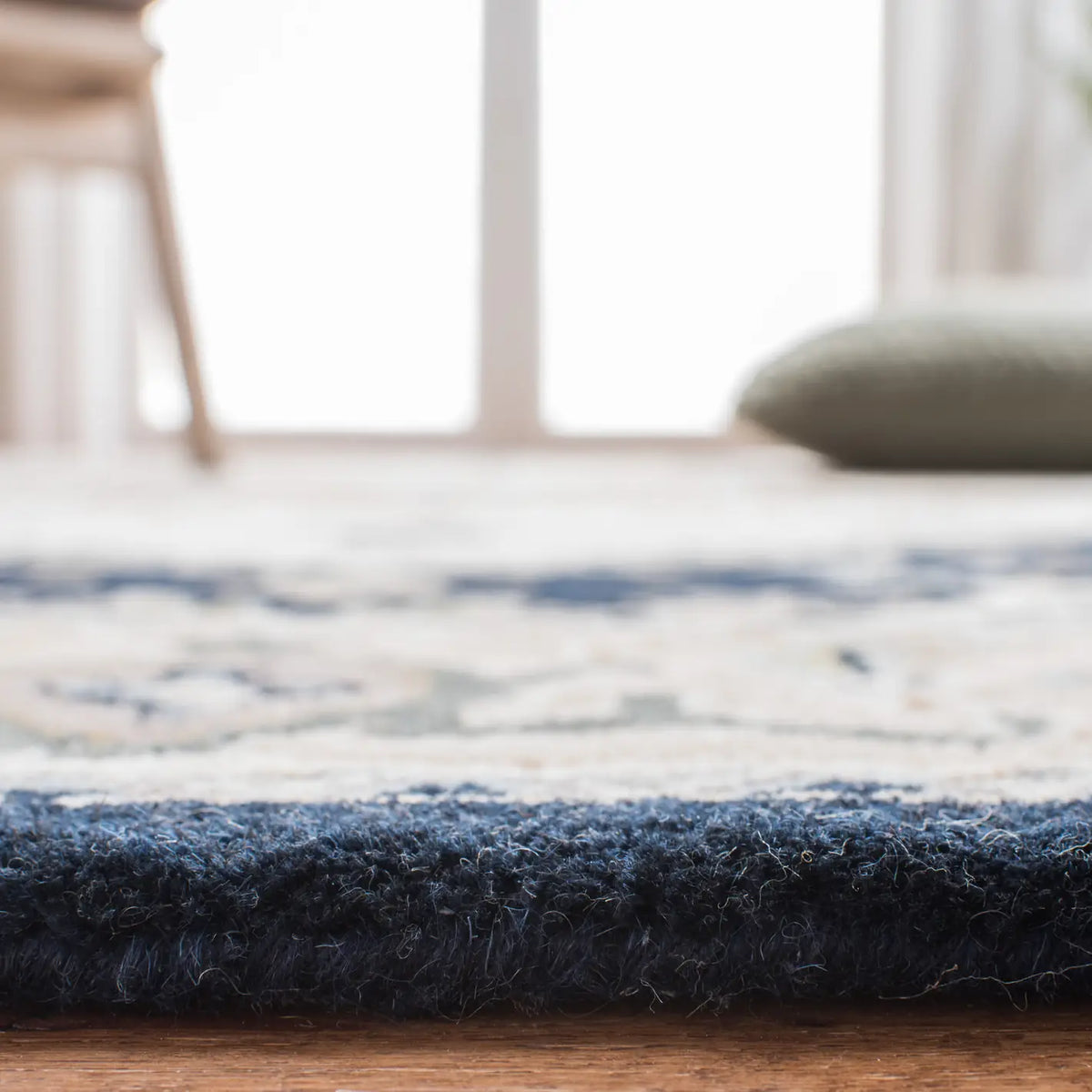 Safavieh Heritage 4'-0" x 6'-0" Rug in Beige / Navy