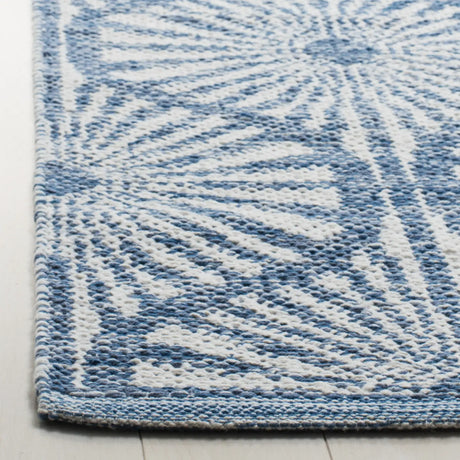 Safavieh Montauk 5'-0" x 8'-0" Rug in Blue / Ivory