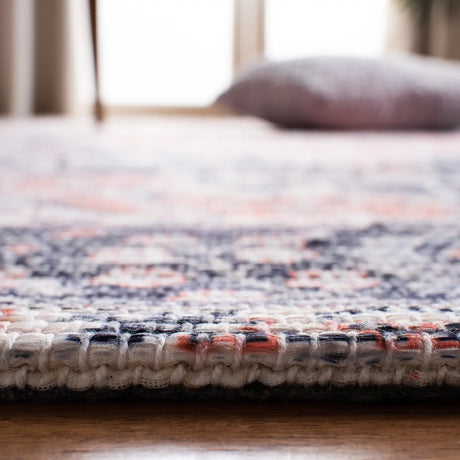 Safavieh Saffron 4'-0" x 6'-0" Rug in Navy / Ivory