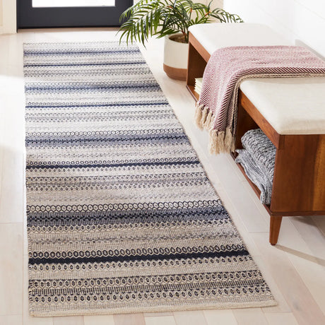 Safavieh Montauk 2'-3" x 9'-0" Rug in Grey / Black