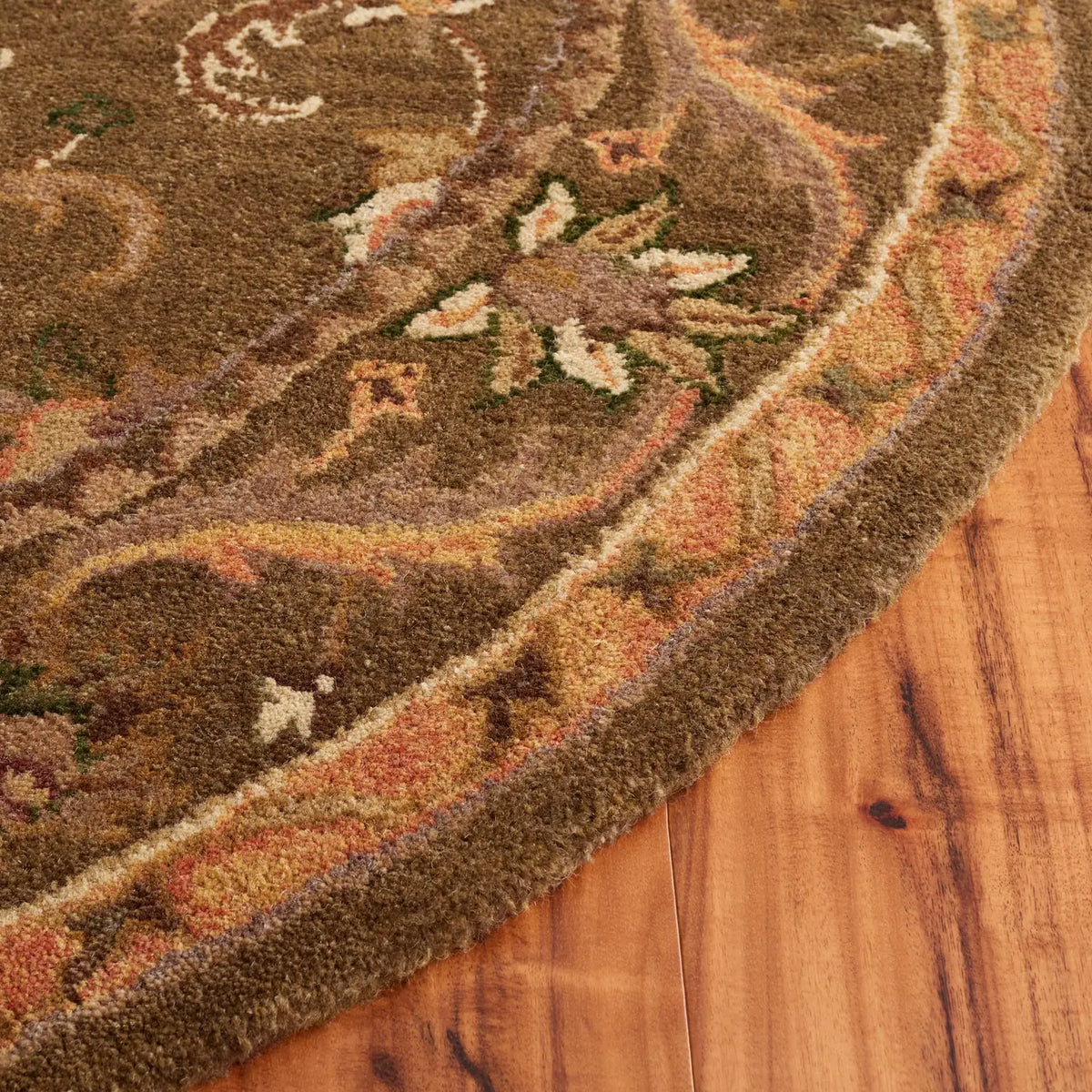 Safavieh Antiquity 4'-6" x 6'-6" Rug in Olive / Gold