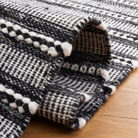 Safavieh Kilim 4'-0" x 6'-0" Rug in Black / Ivory