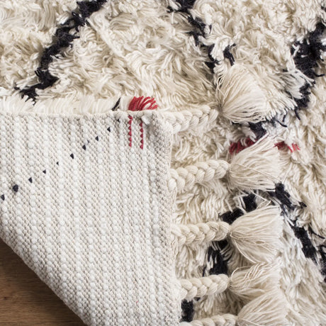 Safavieh Casablanca 5'-0" x 8'-0" Rug in Ivory / Multi