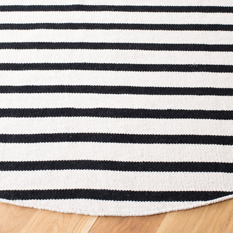 Safavieh Montauk 6'-0" x 6'-0" Rug in Ivory / Black