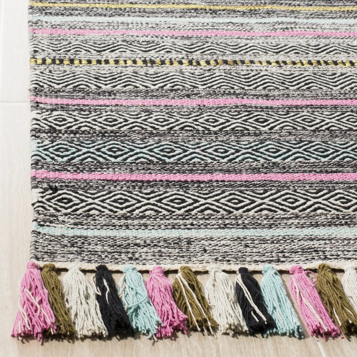 Safavieh Montauk 5'-0" x 8'-0" Rug in Black / Multi